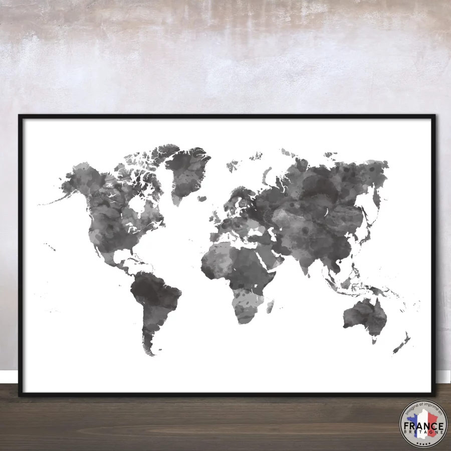 Carte du monde Clémence toute en nuances aquarelle noir et blanc posée contre un mur