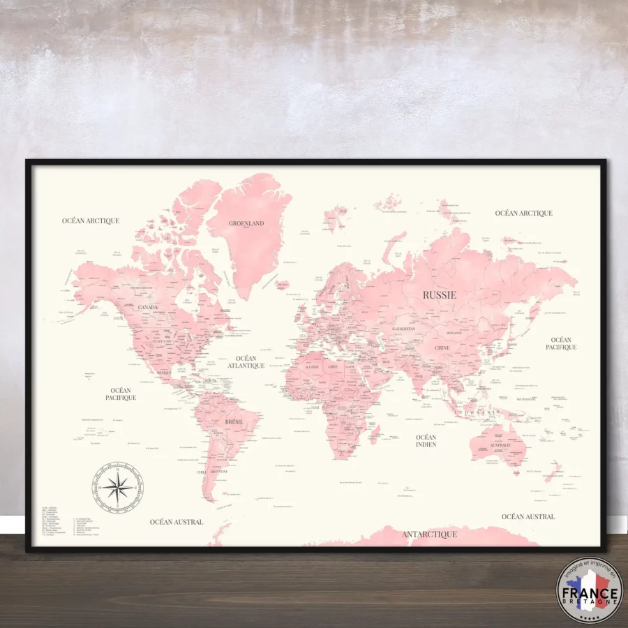 Carte du monde Alice toute en nuances aquarelle rose posée contre un mur sur un sol bois