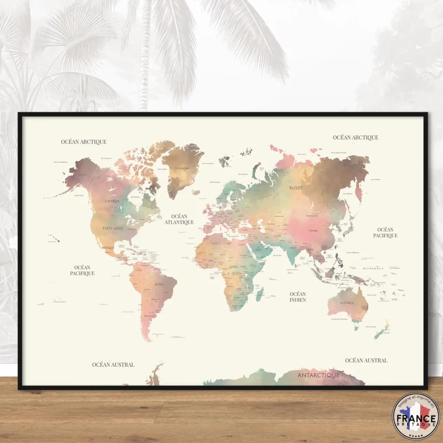 Carte du monde Léonie aux nuances aquarelle pastels posée contre un mur sur un sol bois