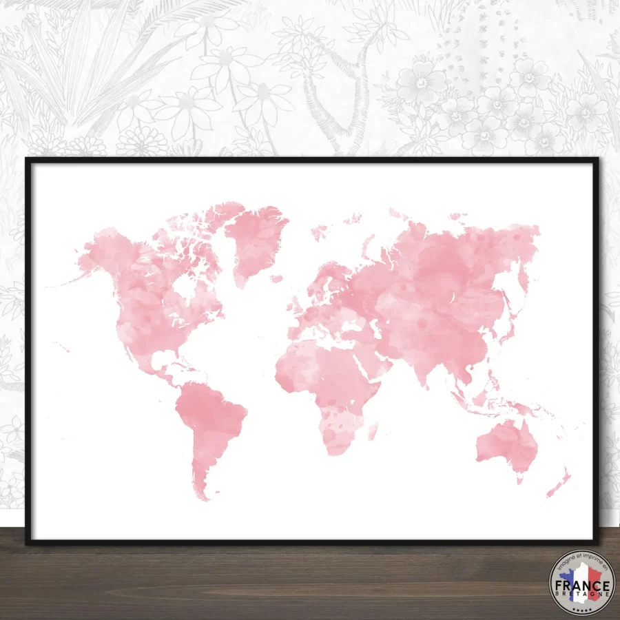 Carte du monde Fatoumata aux nuances aquarelle rose tendre posée contre un mur sur un sol bois