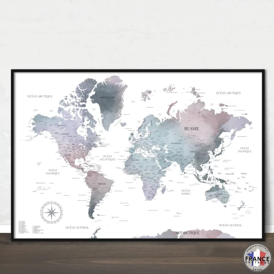 Carte du monde "Pénélope" aux couleurs pastels posée contre un mur sur un sol bois