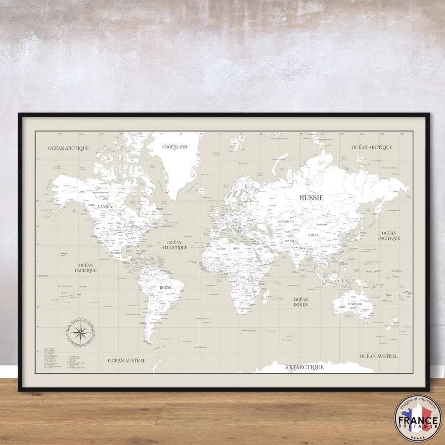 Carte du monde "Amir" beige et blanche posée contre un mur sur un sol bois