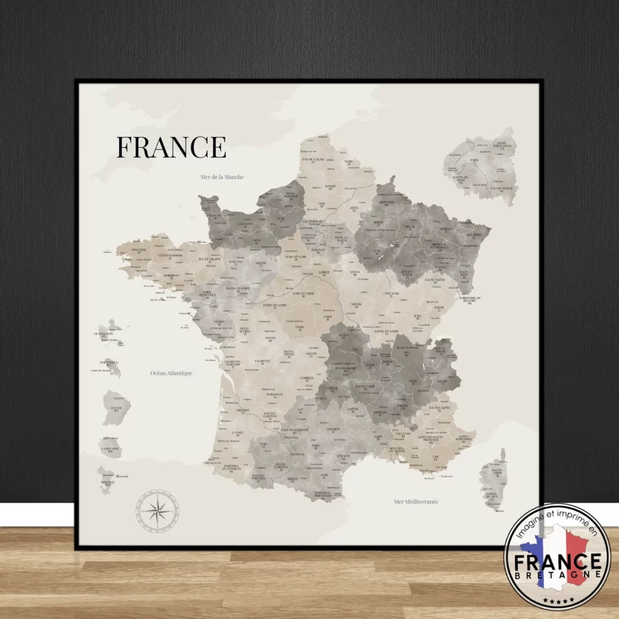 Carte de France Suzanne aux nuances aquarelle beiges posée contre un mur sur un sol en bois