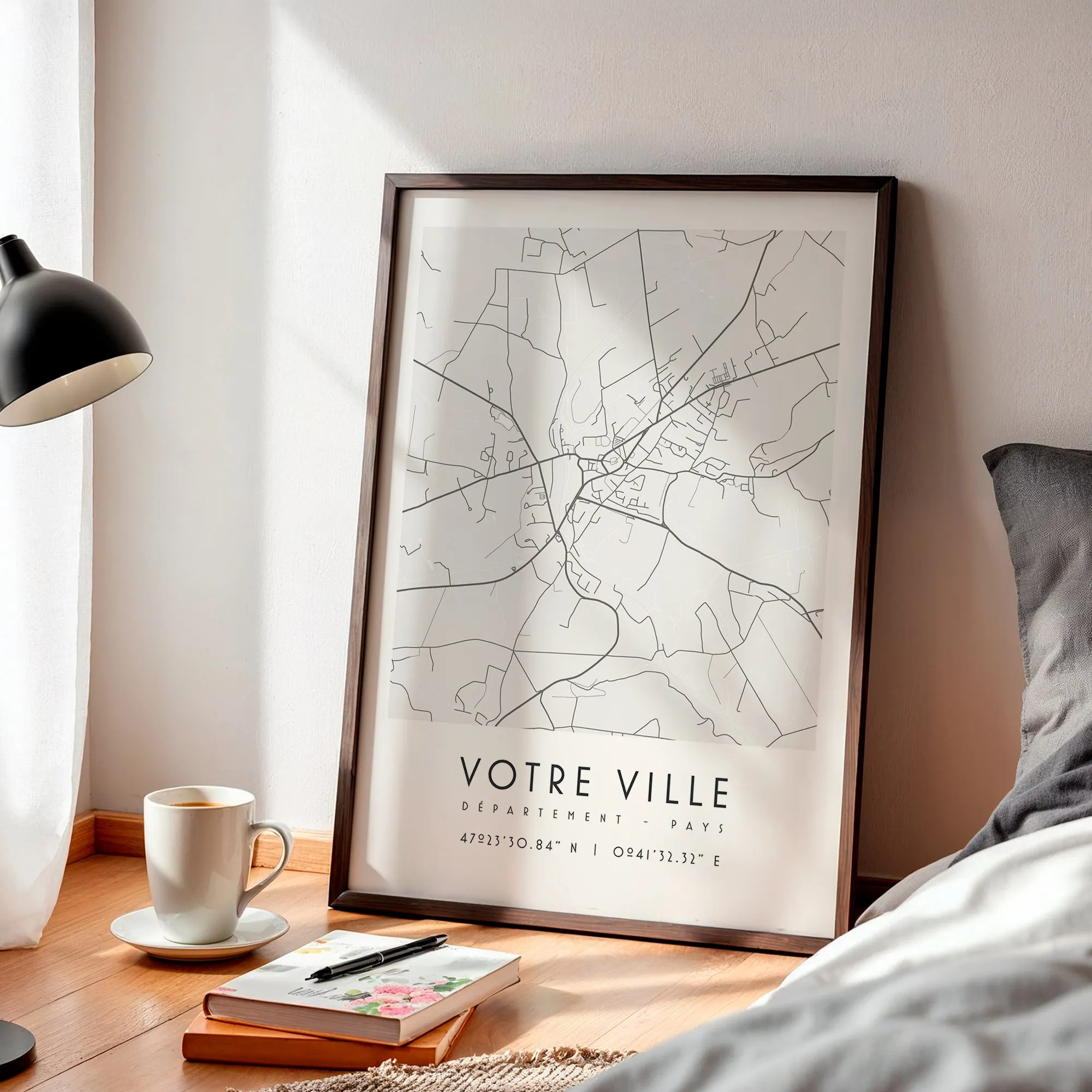 Plan des rues de la ville personnalisée encadrée et posée sur un meuble