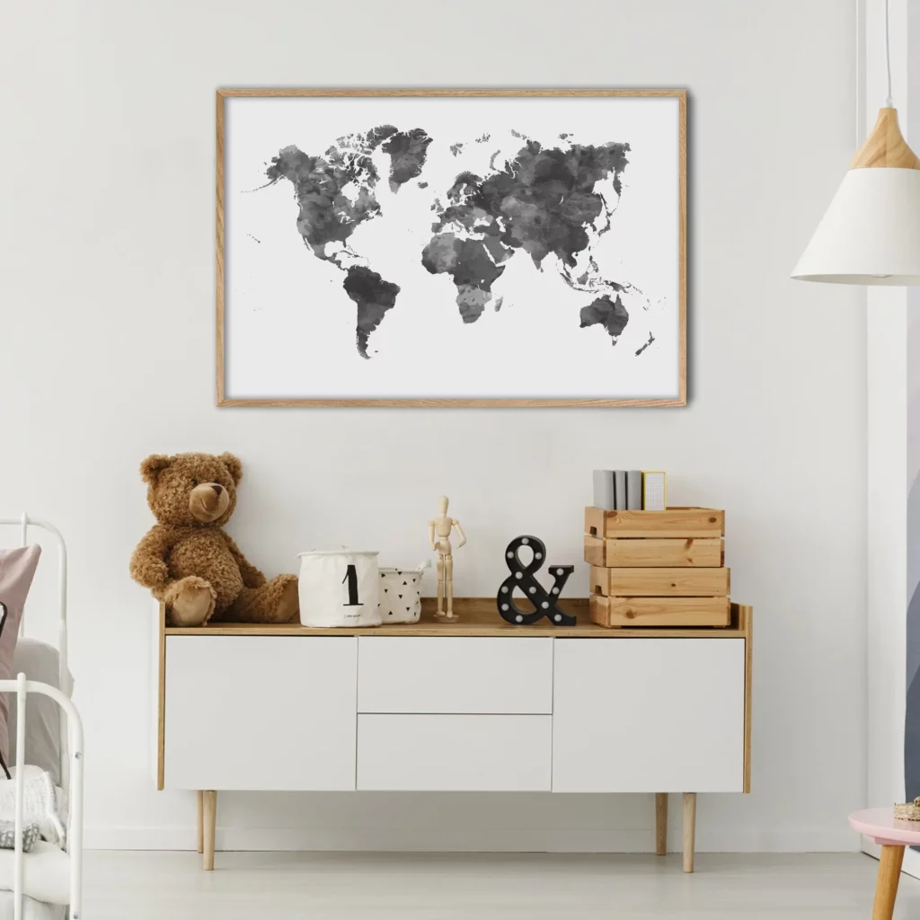 Affiche murale noir et blanc sur le theme du voyage accrochée dans une chambre d'enfant
