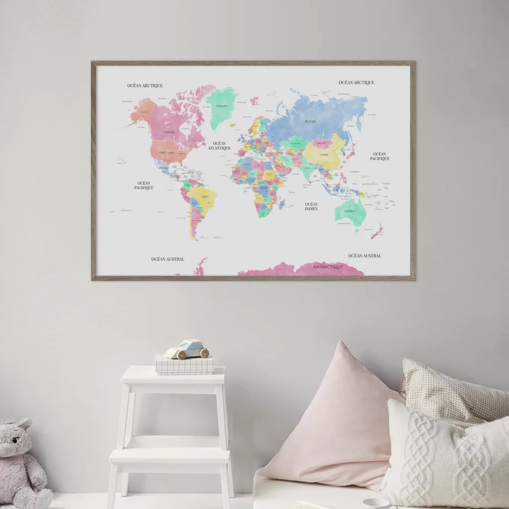 Carte du monde colorée encadrée dans une chambre d'enfant