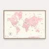 Carte du monde aquarelle rose contre un mur blanc - Affichéo