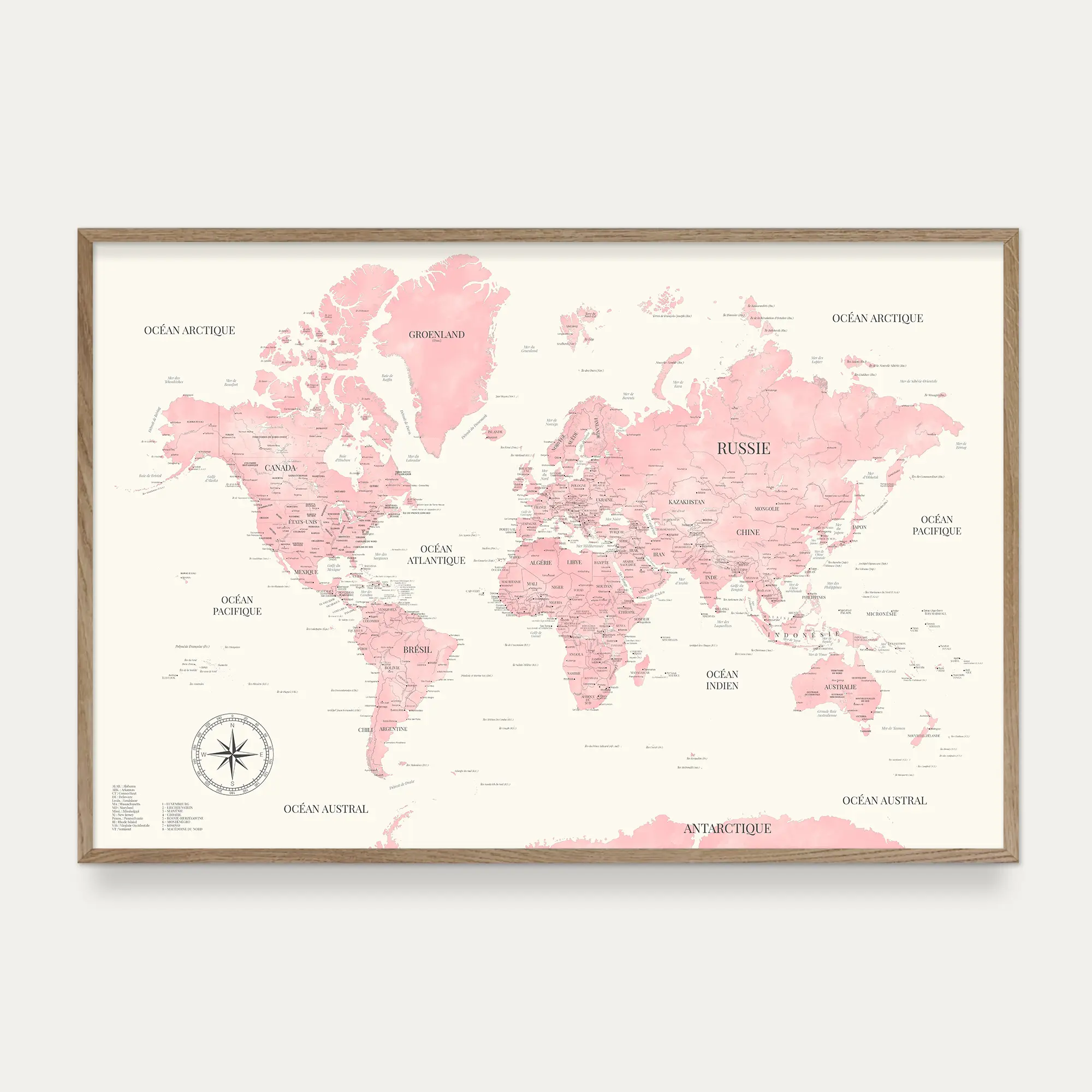 Carte du monde aquarelle rose contre un mur blanc - Affichéo