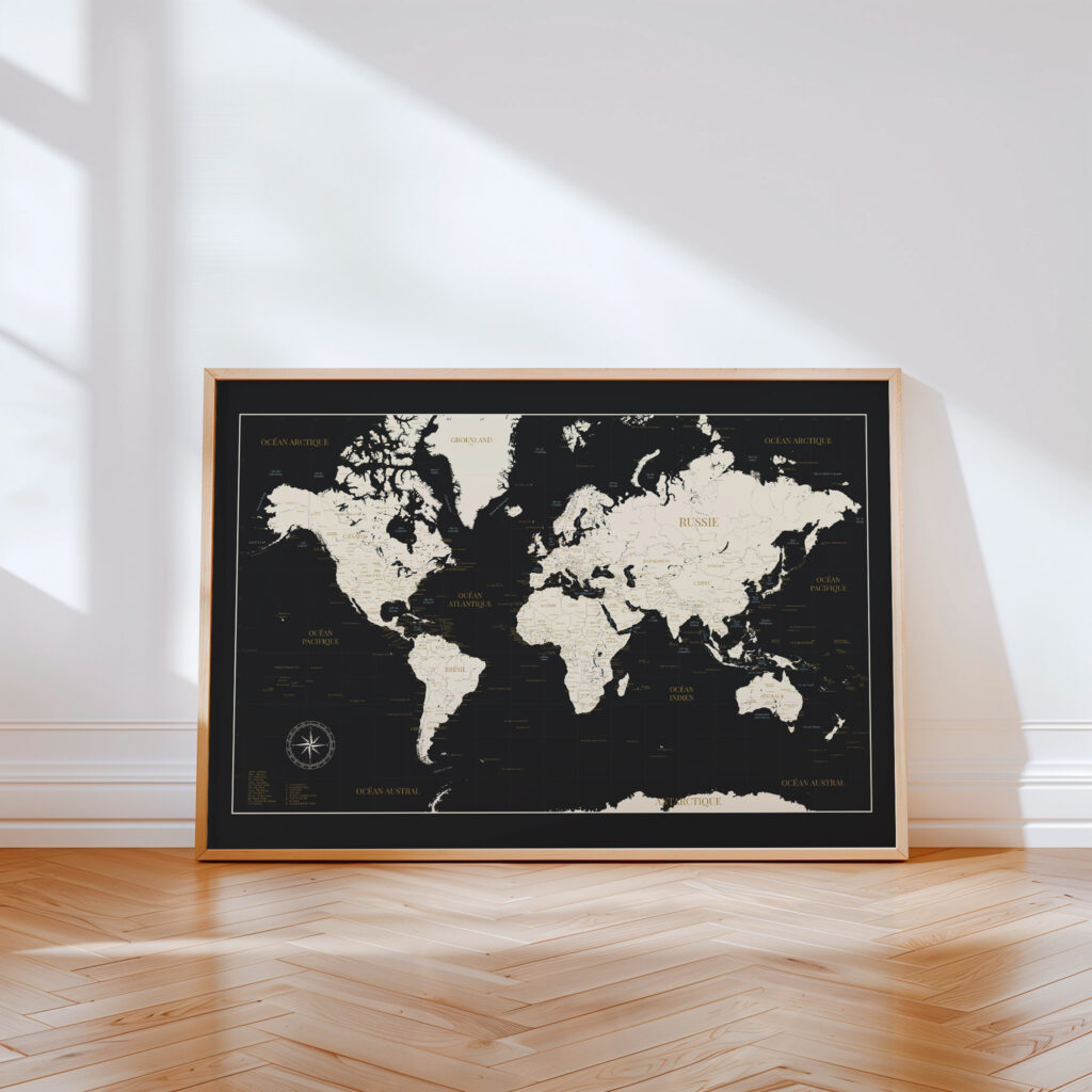 Carte du monde sombre encadrée posée contre un mur