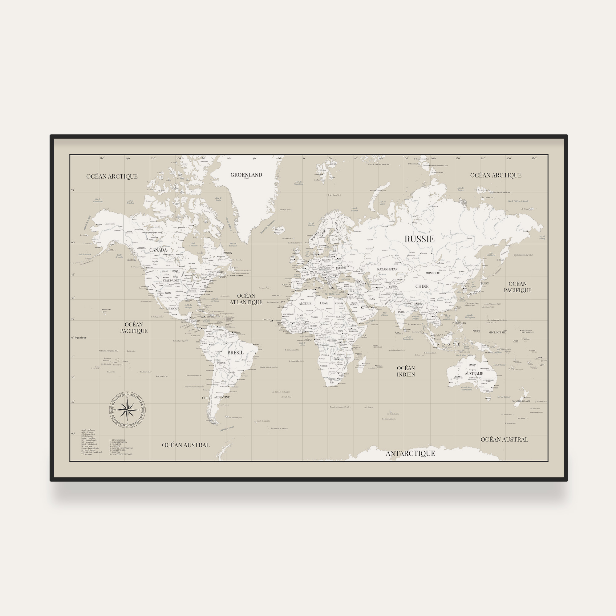 Carte du monde beige encadrée sur un mur - Affichéo