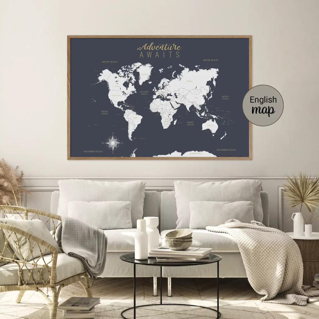 Carte du monde inspirante encadrée au dessus d'un canapé dans un salon cozy
