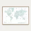 Carte du monde bleu glacier contre un mur blanc - Affichéo