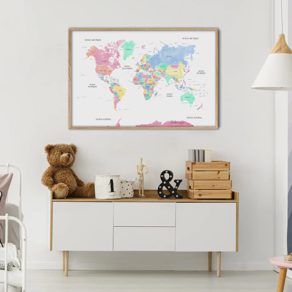 Carte du monde colorée encadrée dans une chambre d'enfant