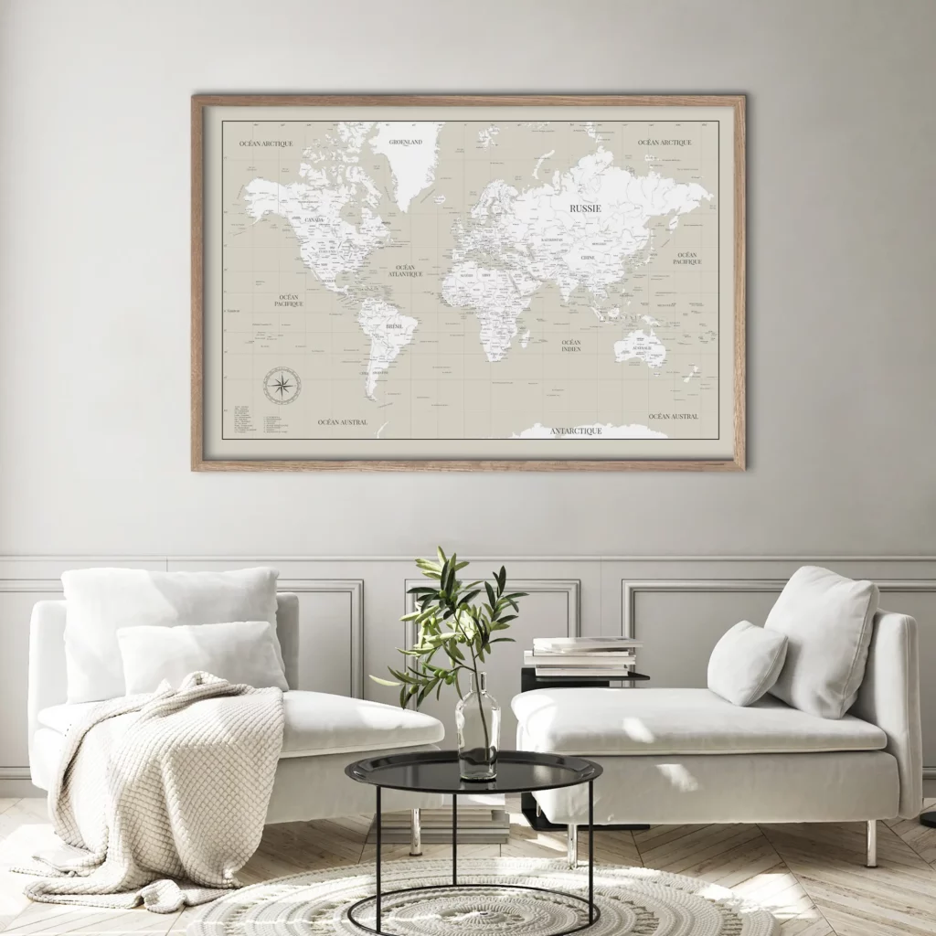 Carte du monde murale beige accrochée au mur d'un salon