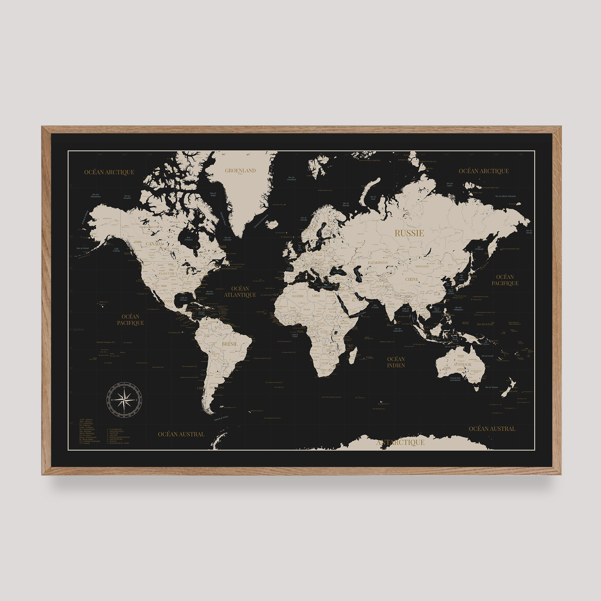 Carte du monde détaillée élégante contre mur blanc - Affichéo