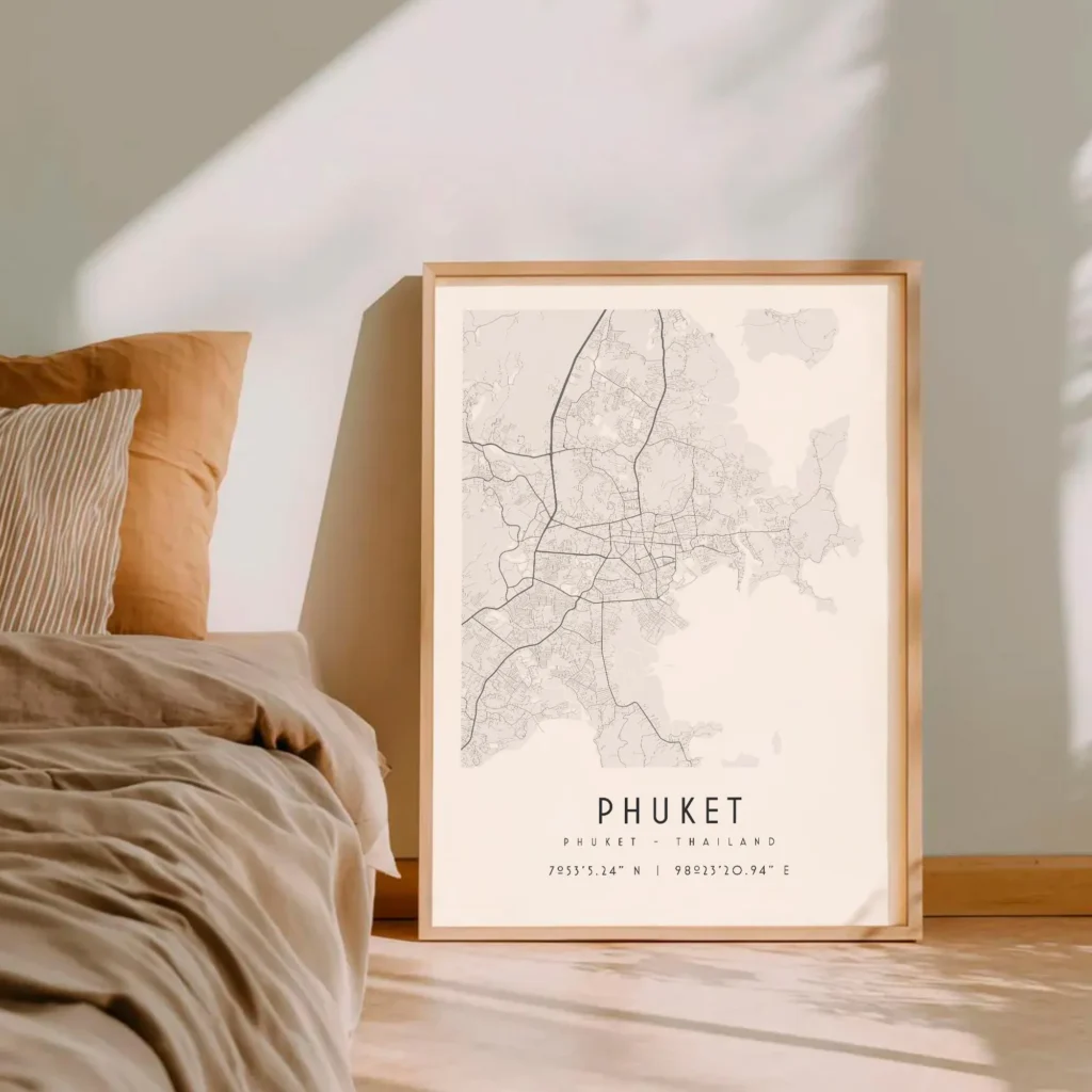 Plan des rues de Phuket en noir et blanc encadrée et posée au sol