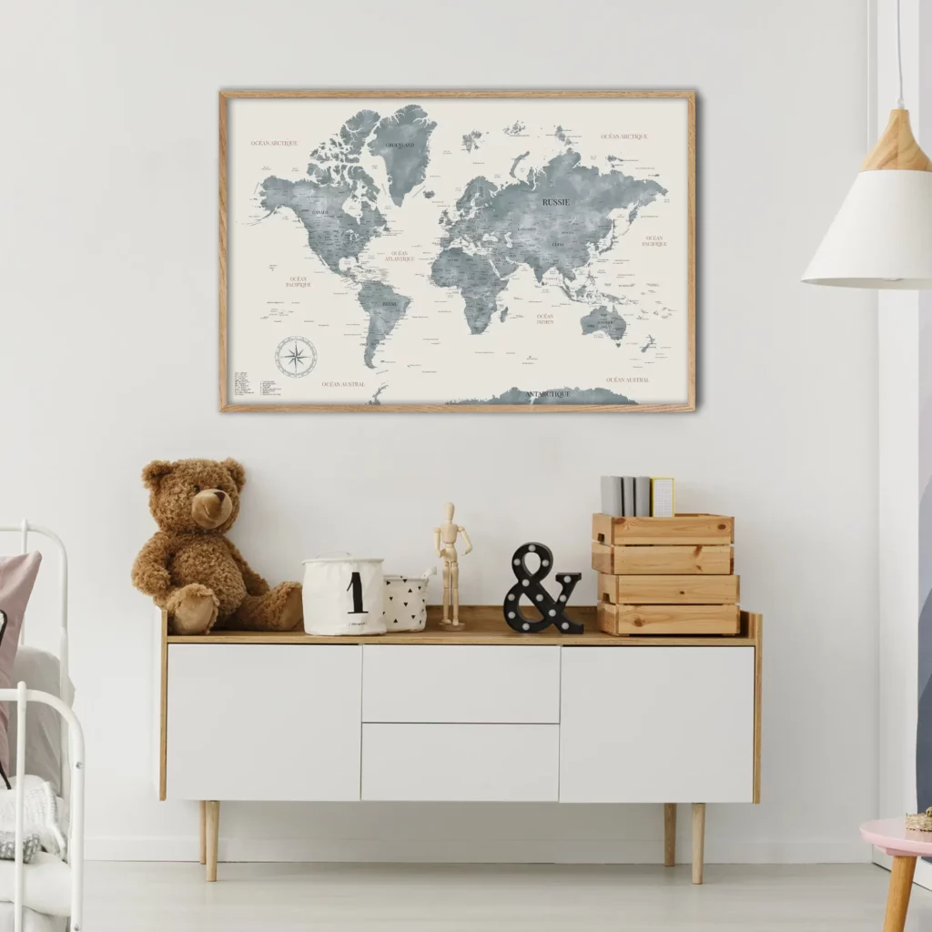 Affiche carte du monde aquarelle bleue encadrée exposée dans une chambre d'enfant - Affichéo