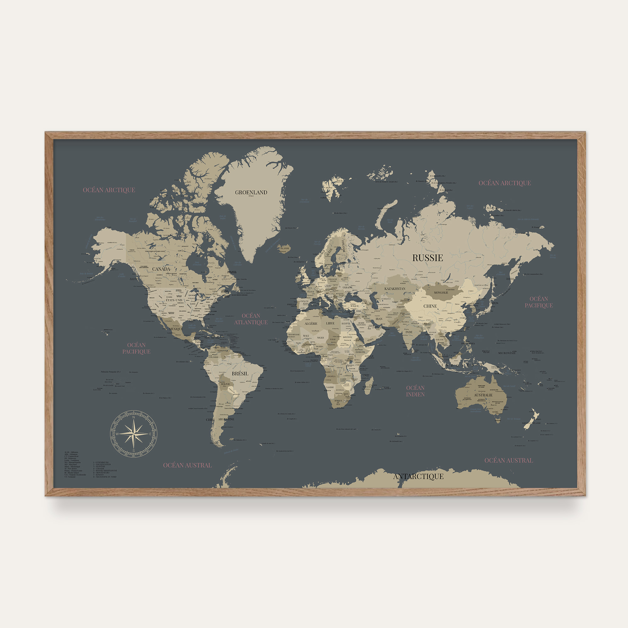 Affiche carte du monde bleu océan encadrée sur un mur blanc - Affichéo