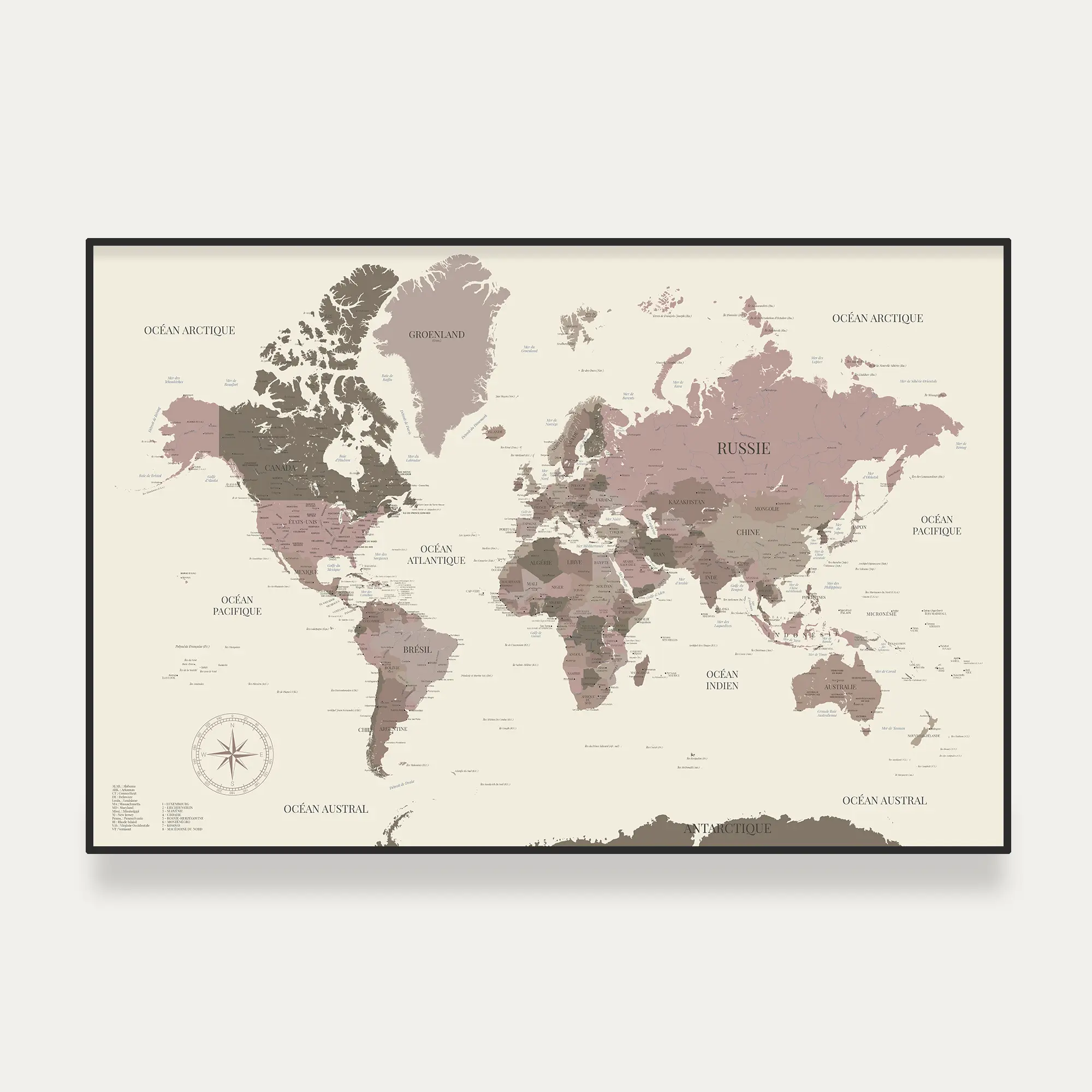 Carte du monde en français Maya contre un mur blanc - Affichéo