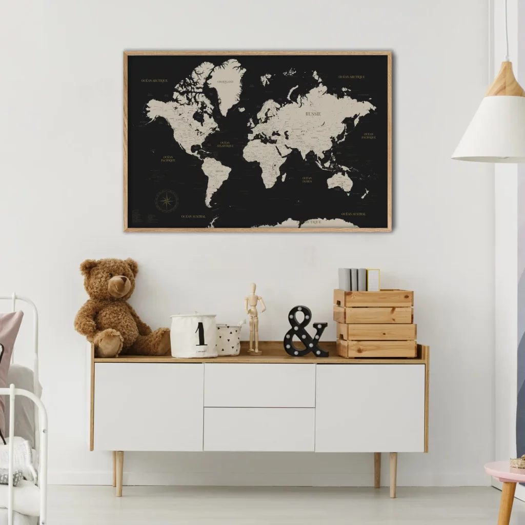 Affiche carte du monde noir feutré accrochée dans une chambre d'ado - Affichéo