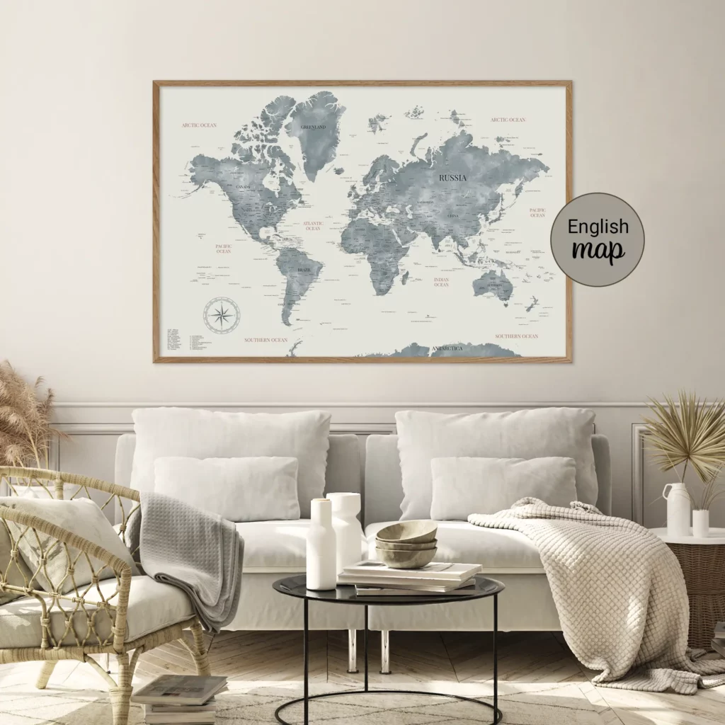 Affiche carte du monde aquarelle bleue en anglais encadrée et accrochée dans un salon cosy - Affichéo