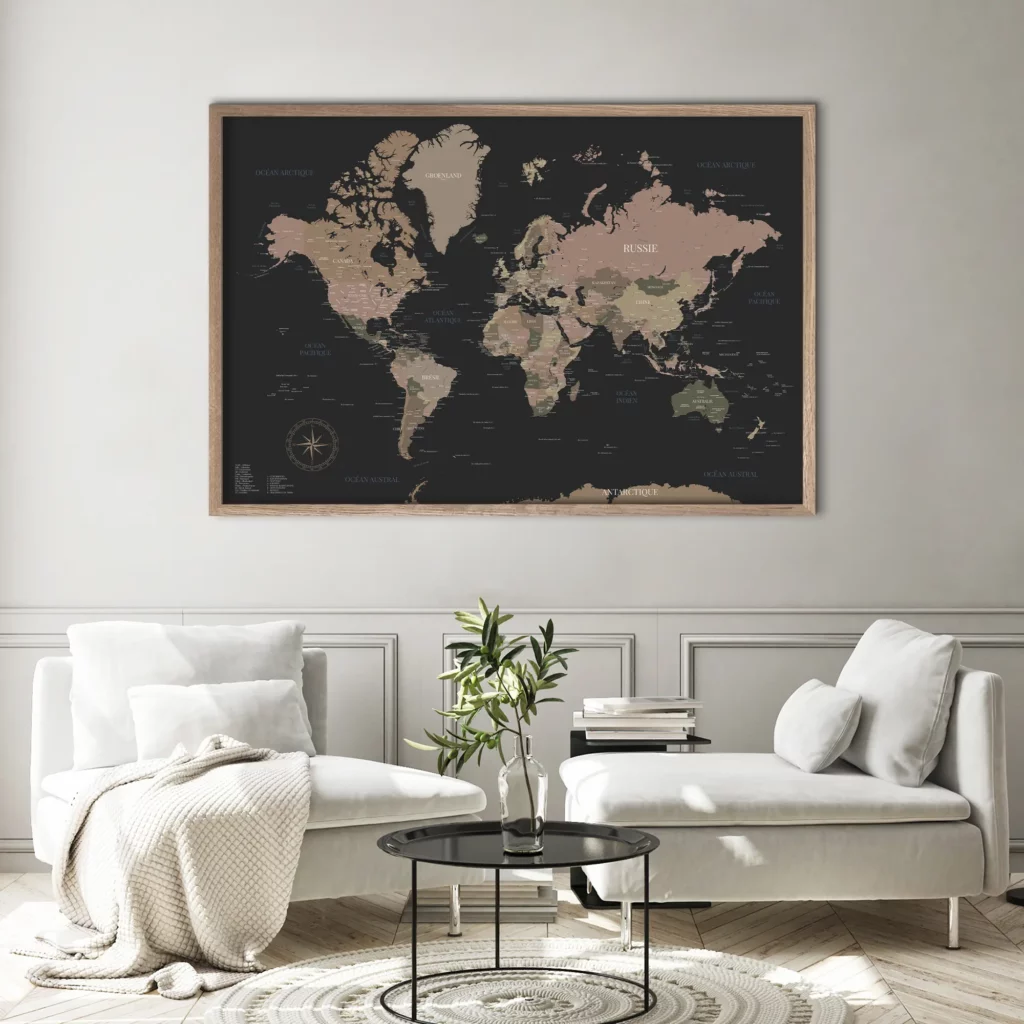 Carte du monde sombre encadrée dans un salon