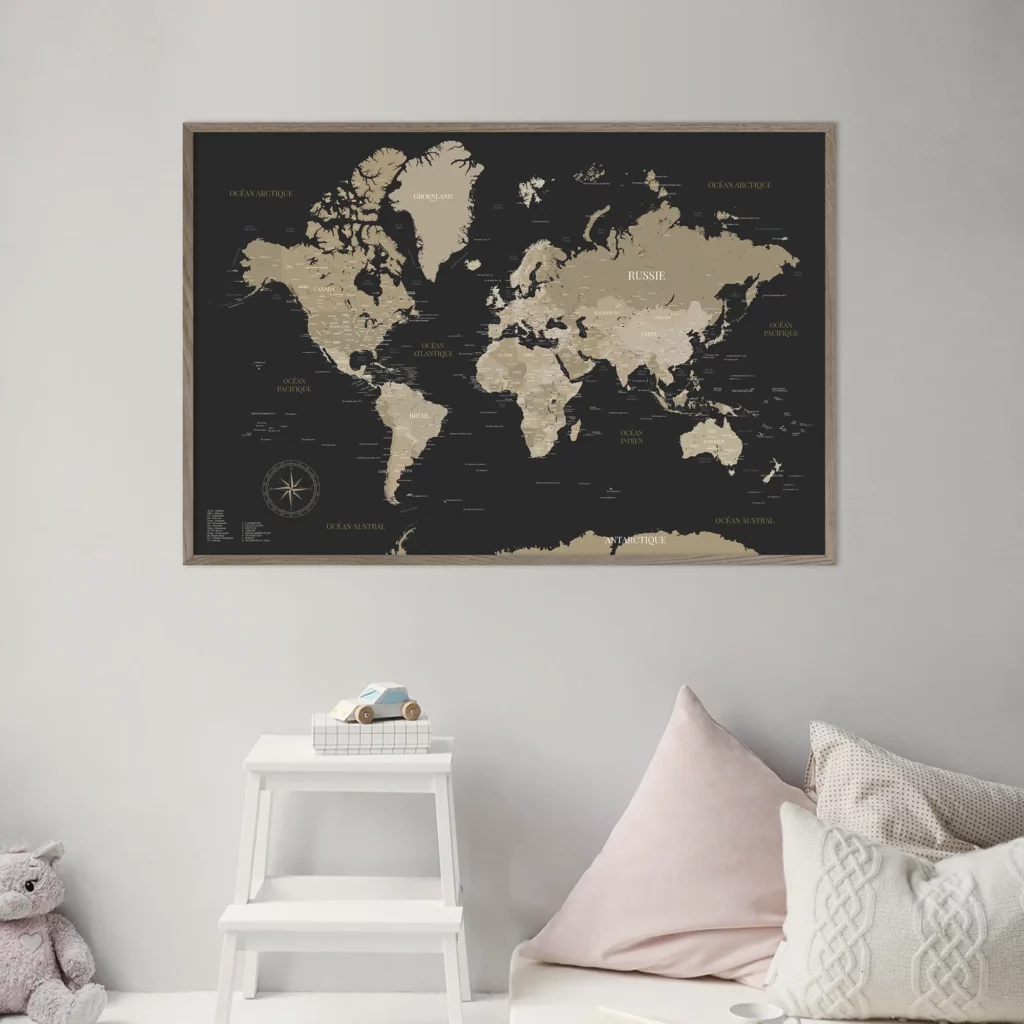 Affiche carte du monde design moderne encadrée dans une chambre d'adolescente - Affichéo