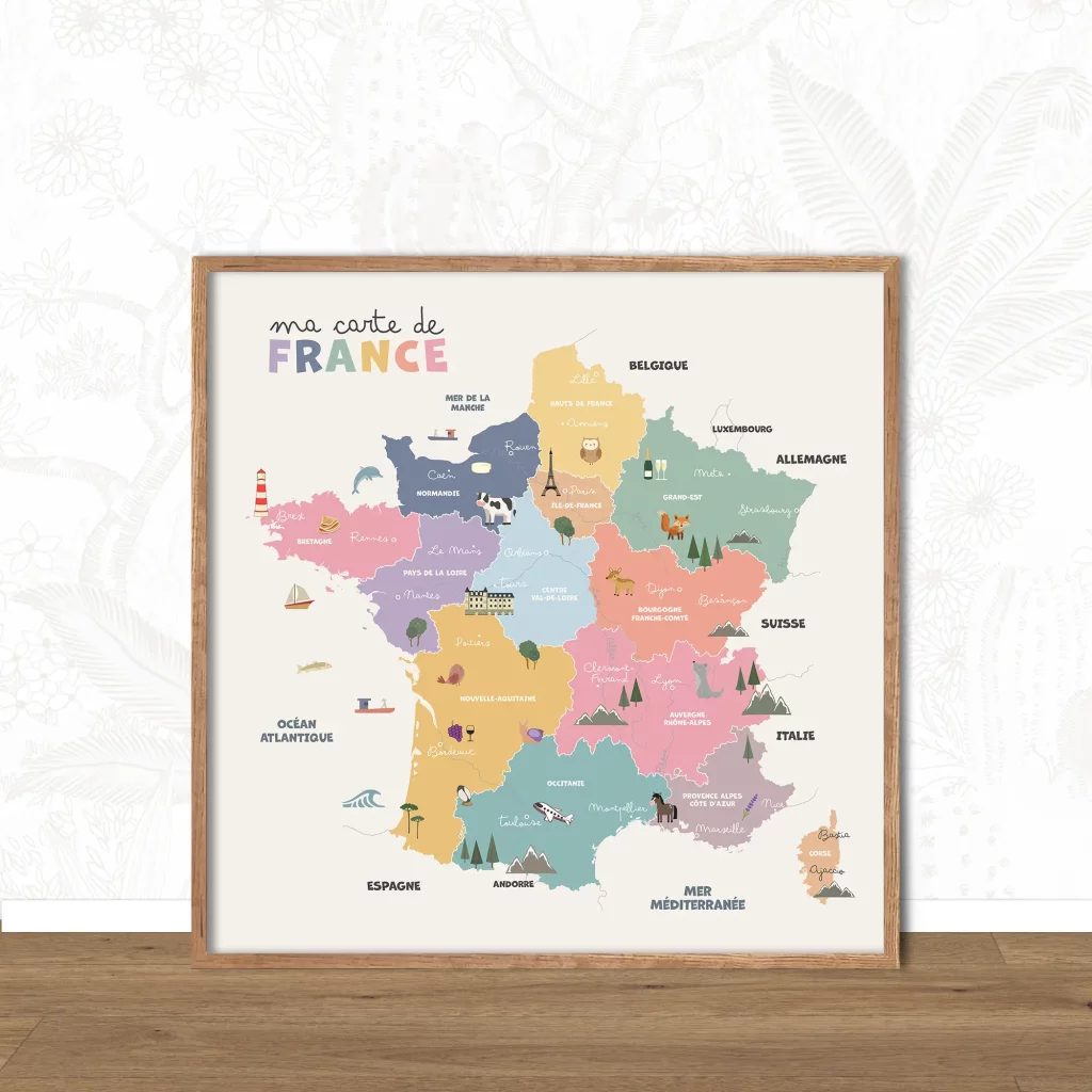 Carte de France multicolore pour enfant encadrée et posée contre un mur