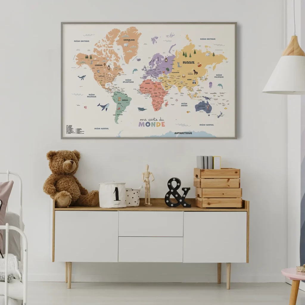Carte du monde murale dans une chambre d'enfant