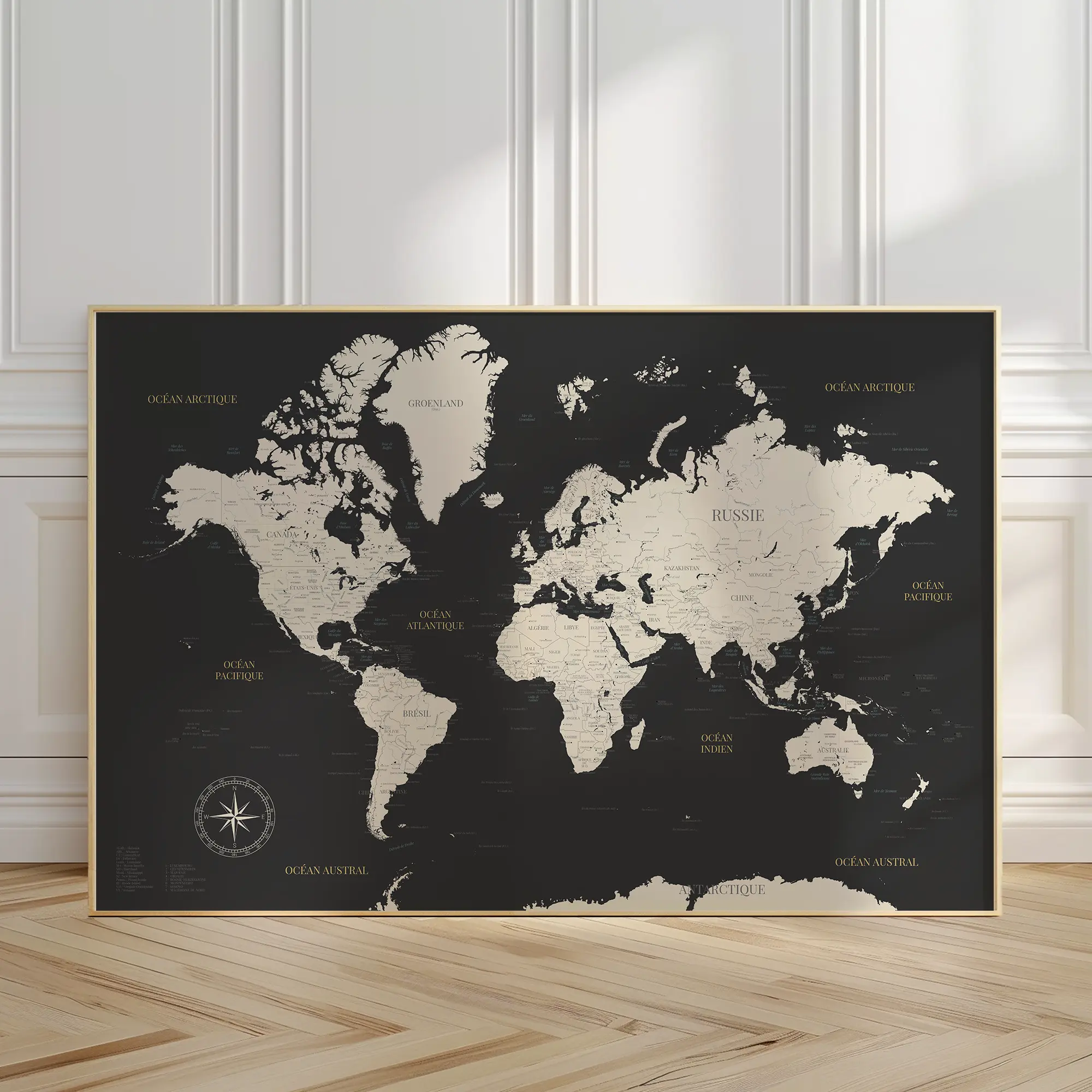 carte du monde unie ax couleurs contrastées encadrée et posée contre un mur