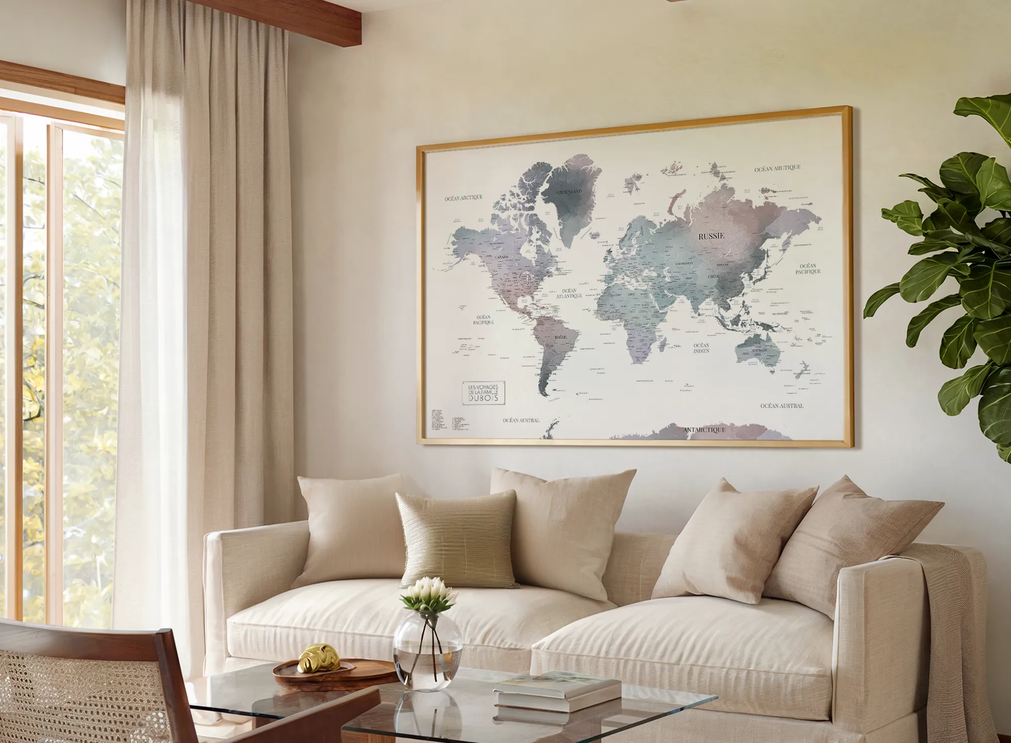 Carte du monde murale déco accorchée au mur d'un salon derrière un canapé - Affichéo