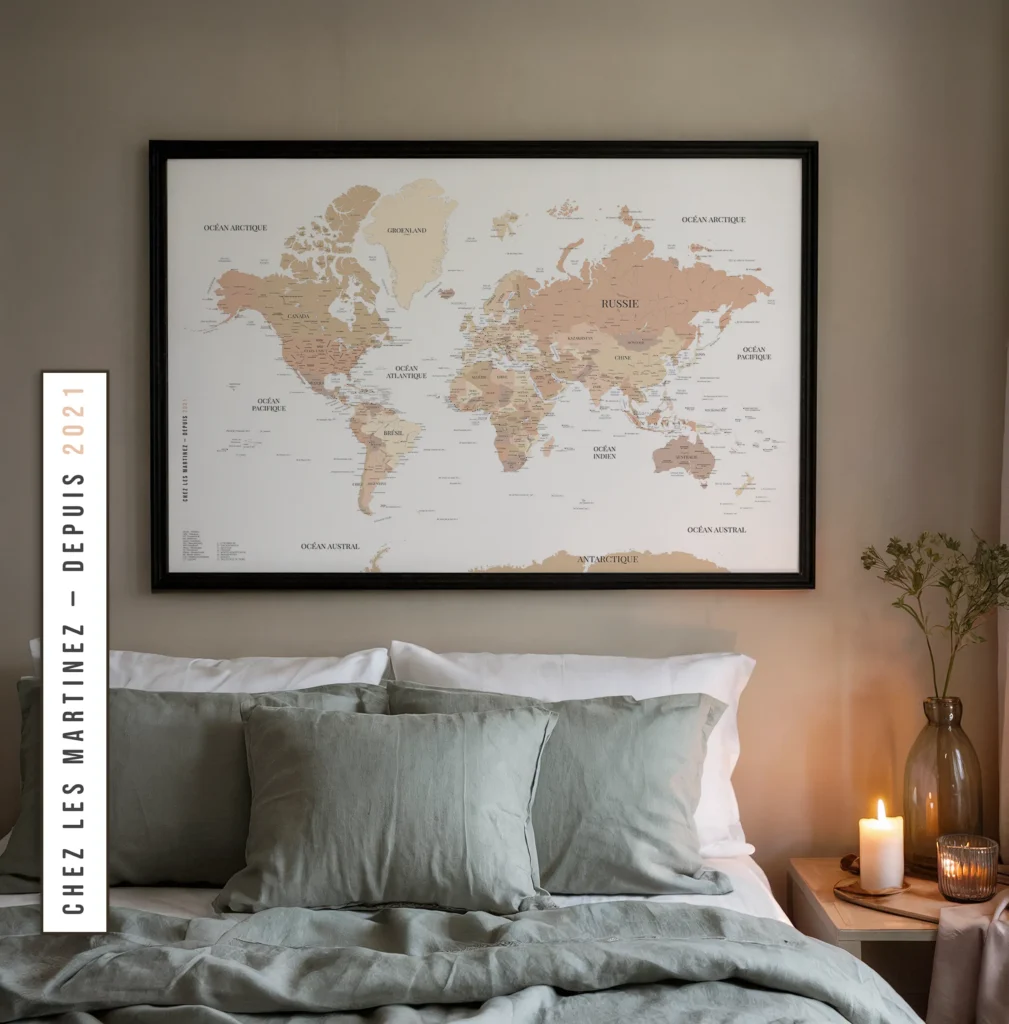 Carte du monde personnalisée signature verticale — Adèle Affichéo