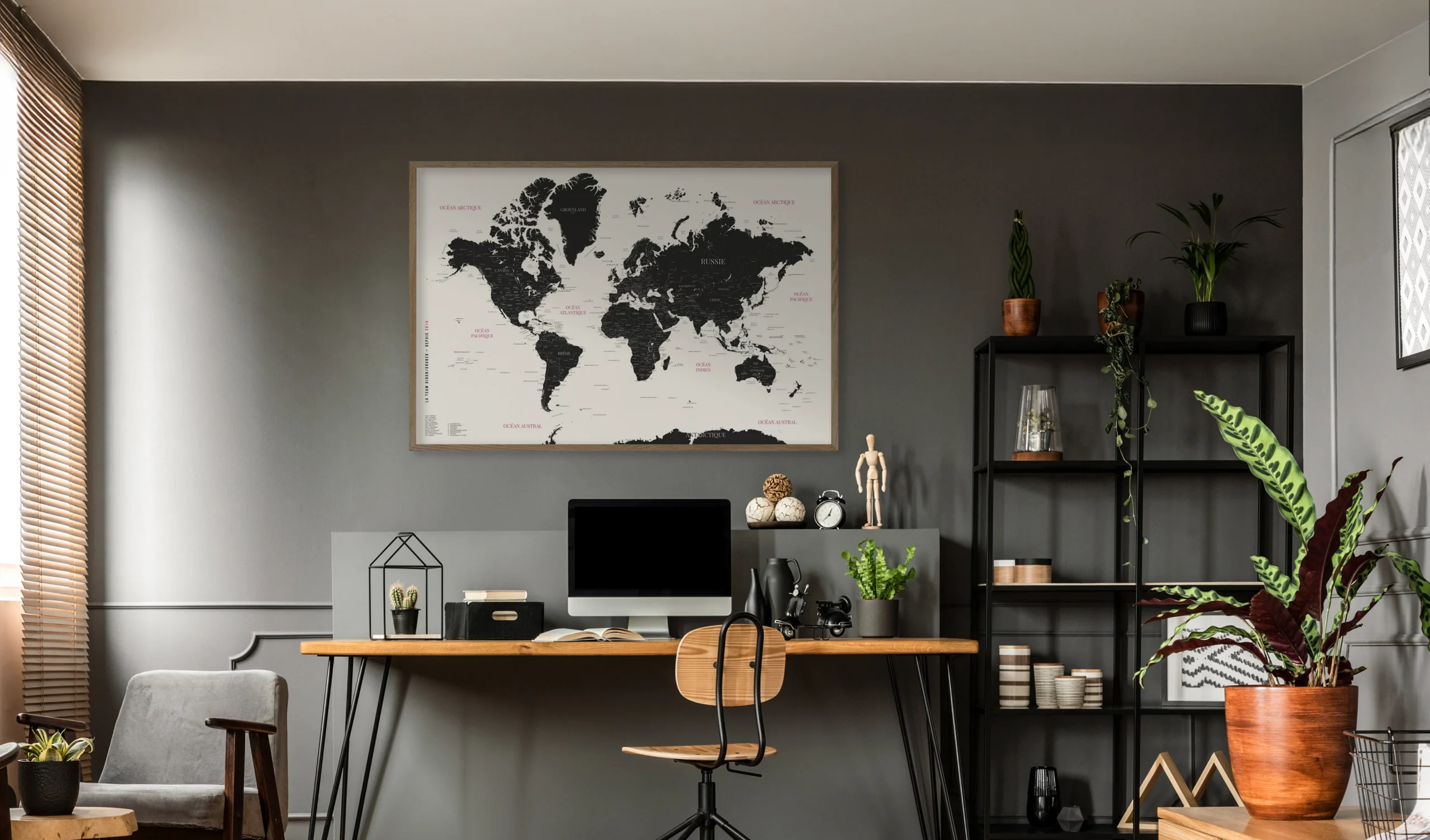 Décoration murale : carte du monde noir et blanc grand format accroché au mur d'un bureau - Affichéo