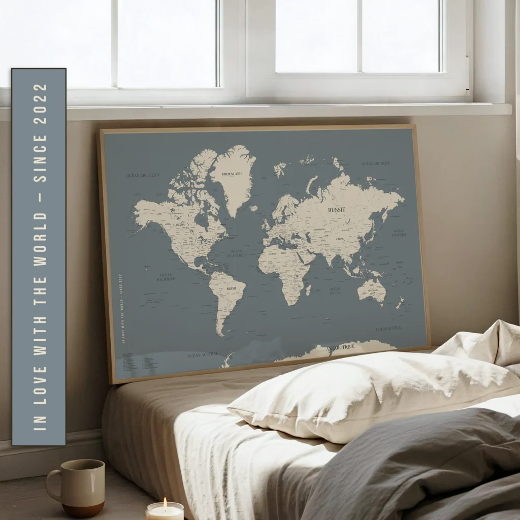 Carte du monde personnalisée signature verticale — Voyages Affichéo