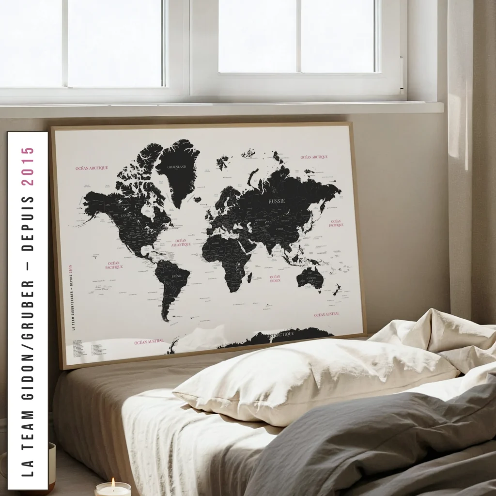 Carte du monde personnalisée signature verticale — Inès Affichéo