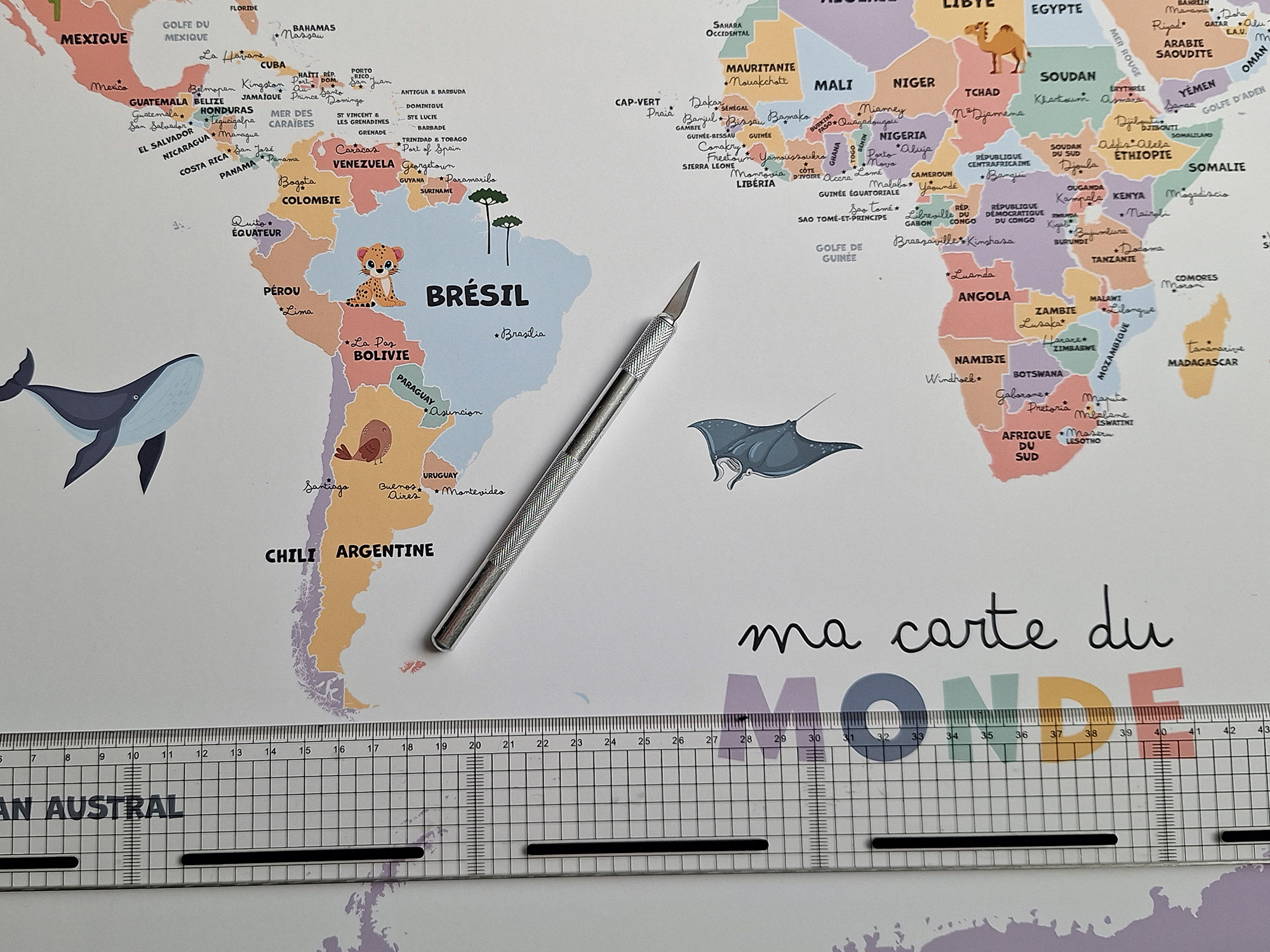 Le souci du détail jusque dans la découpe Travail artisanal de finition des affiches du monde