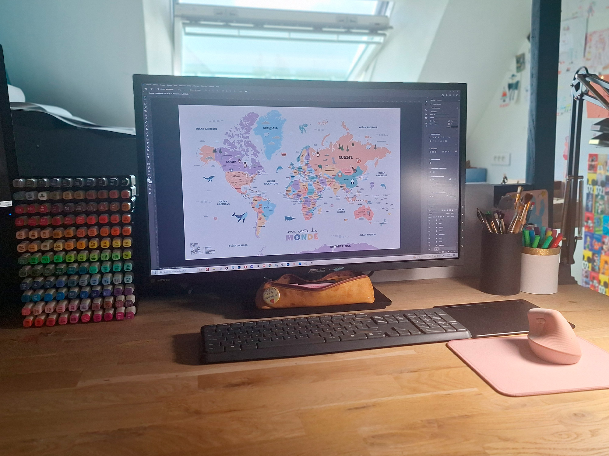 Dans les coulisses de la création Affichéo Bureau de travail pour la création des affiches du monde Affichéo