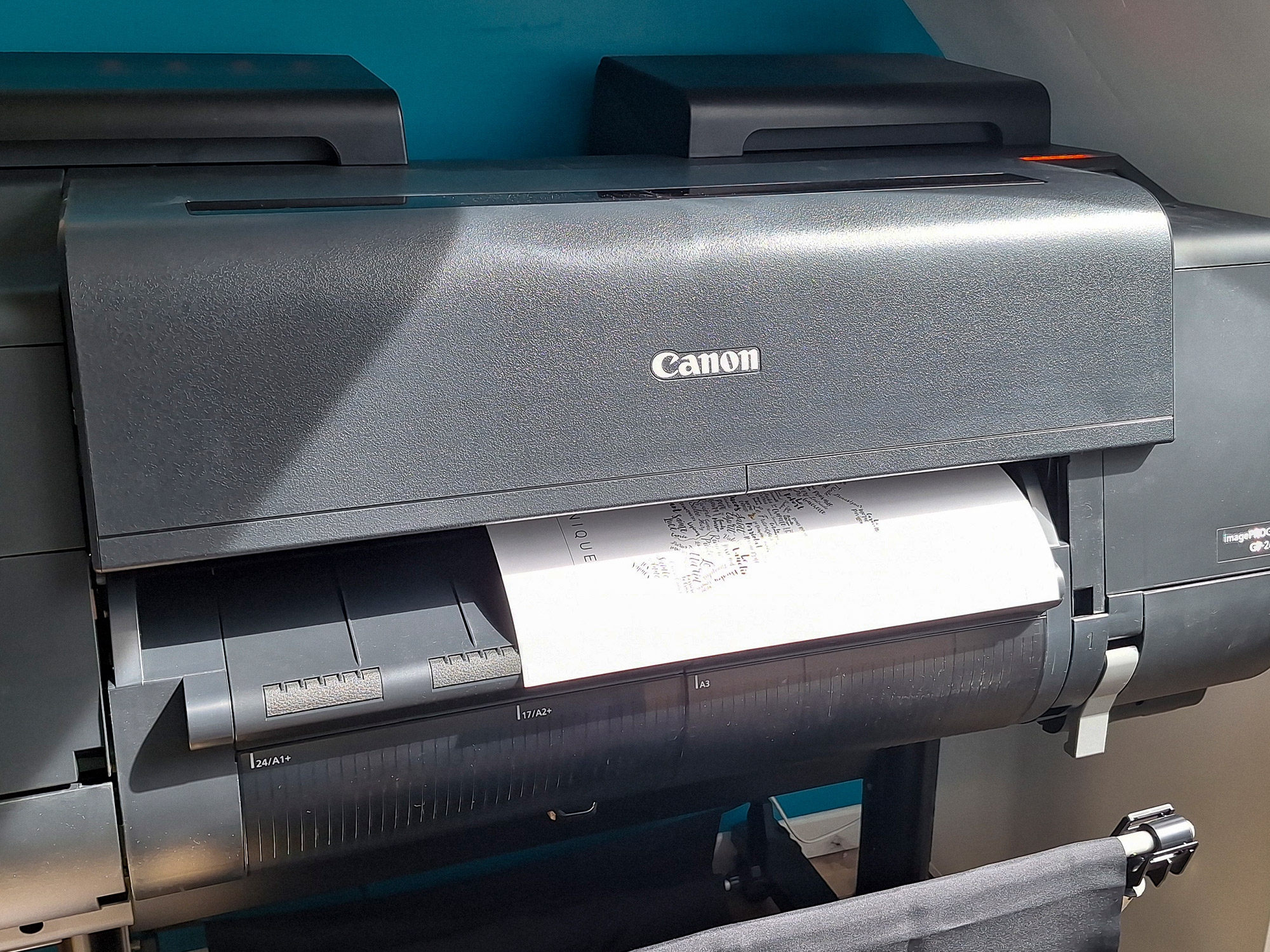 Des affiches imprimées avec exigence Impression des affiches carte du monde dans l’atelier Affichéo